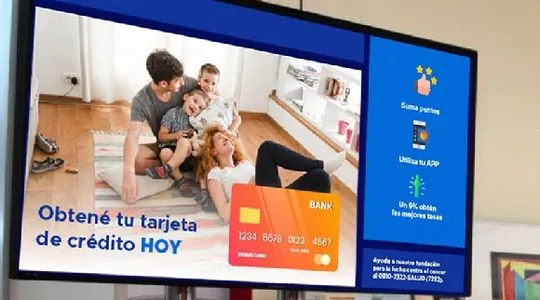 Cartelera digital con promoción bancaria