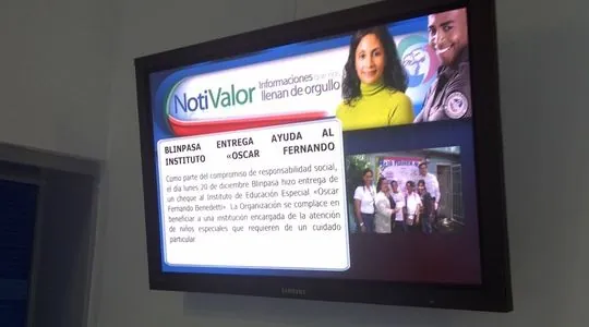 Cartelera digital de comunicación interna con noticias institucionales