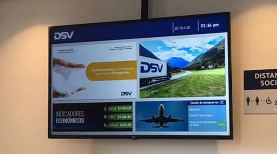 Cartelera digital de indicadores, seguridad y operaciones en un centro logístico