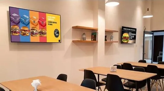 Cartelera digital de menú en un local gastronómico